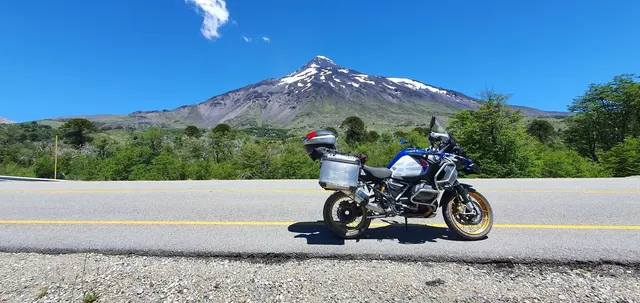 Moto e vulcão nevado