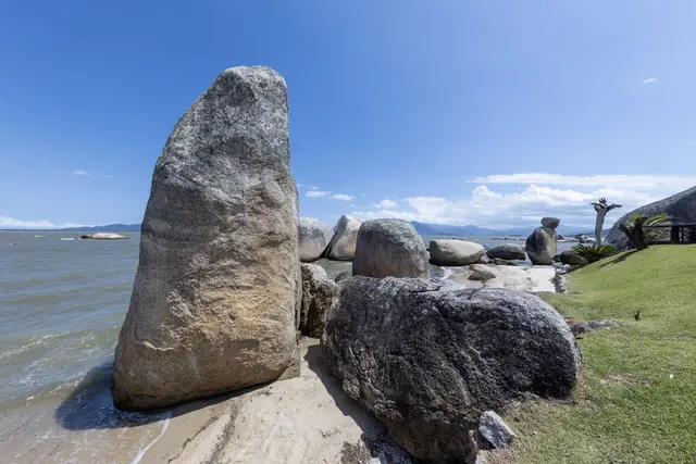 Pedra de pé na costa