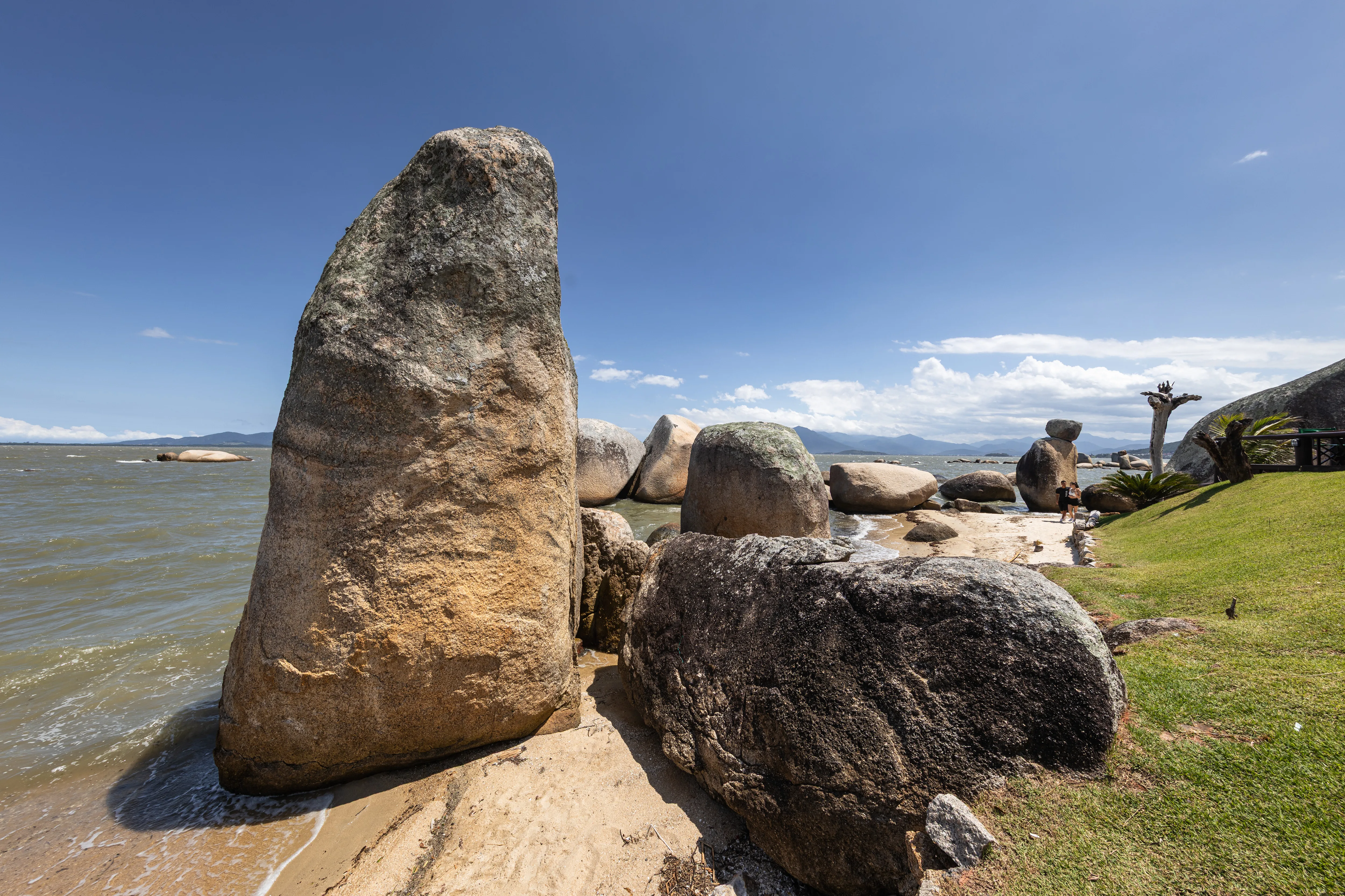 Pedra de pé na costa