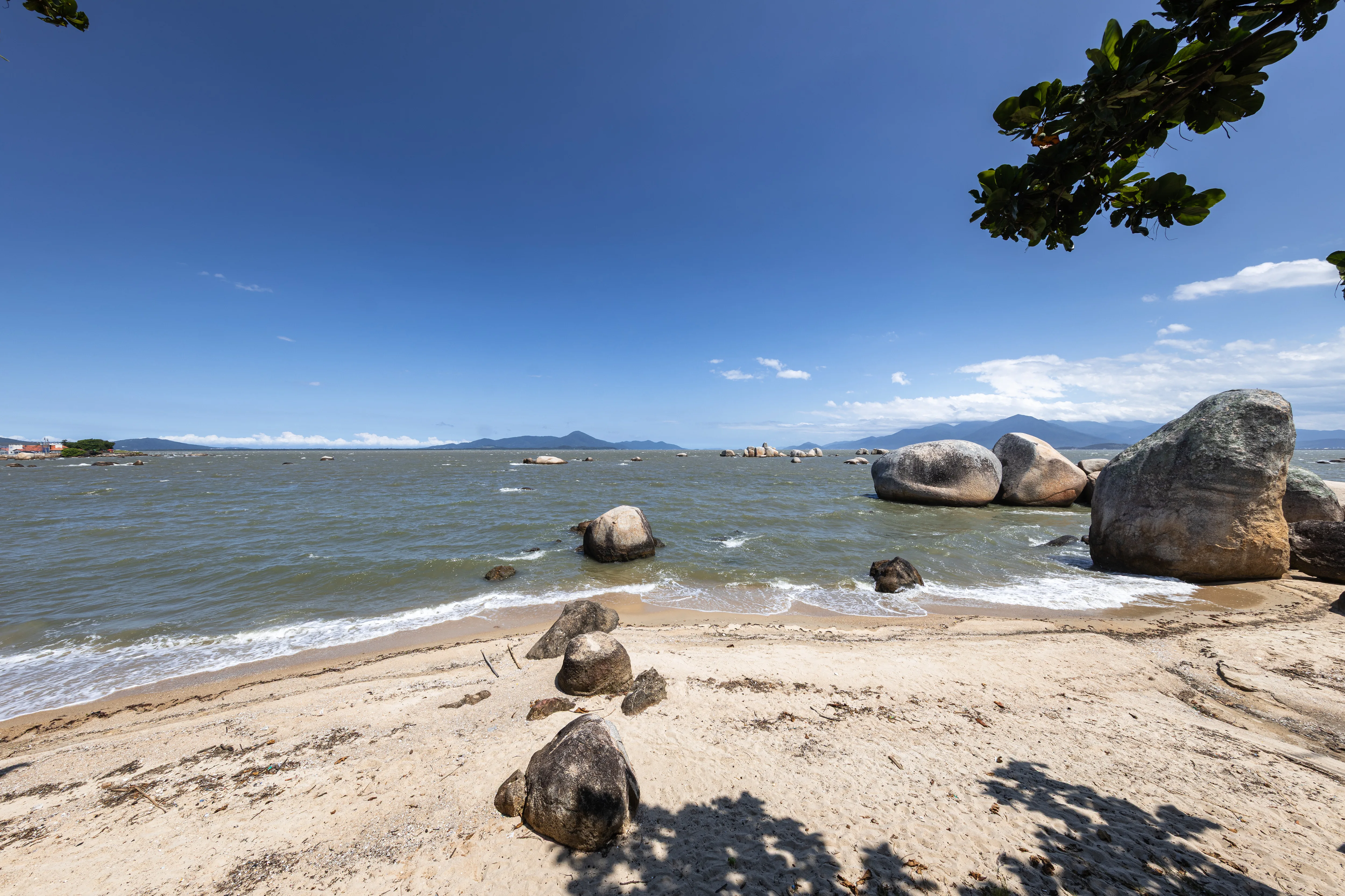 Pedras redondas na areia