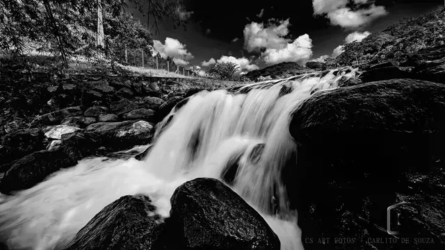 Cachoeira em preto e branco