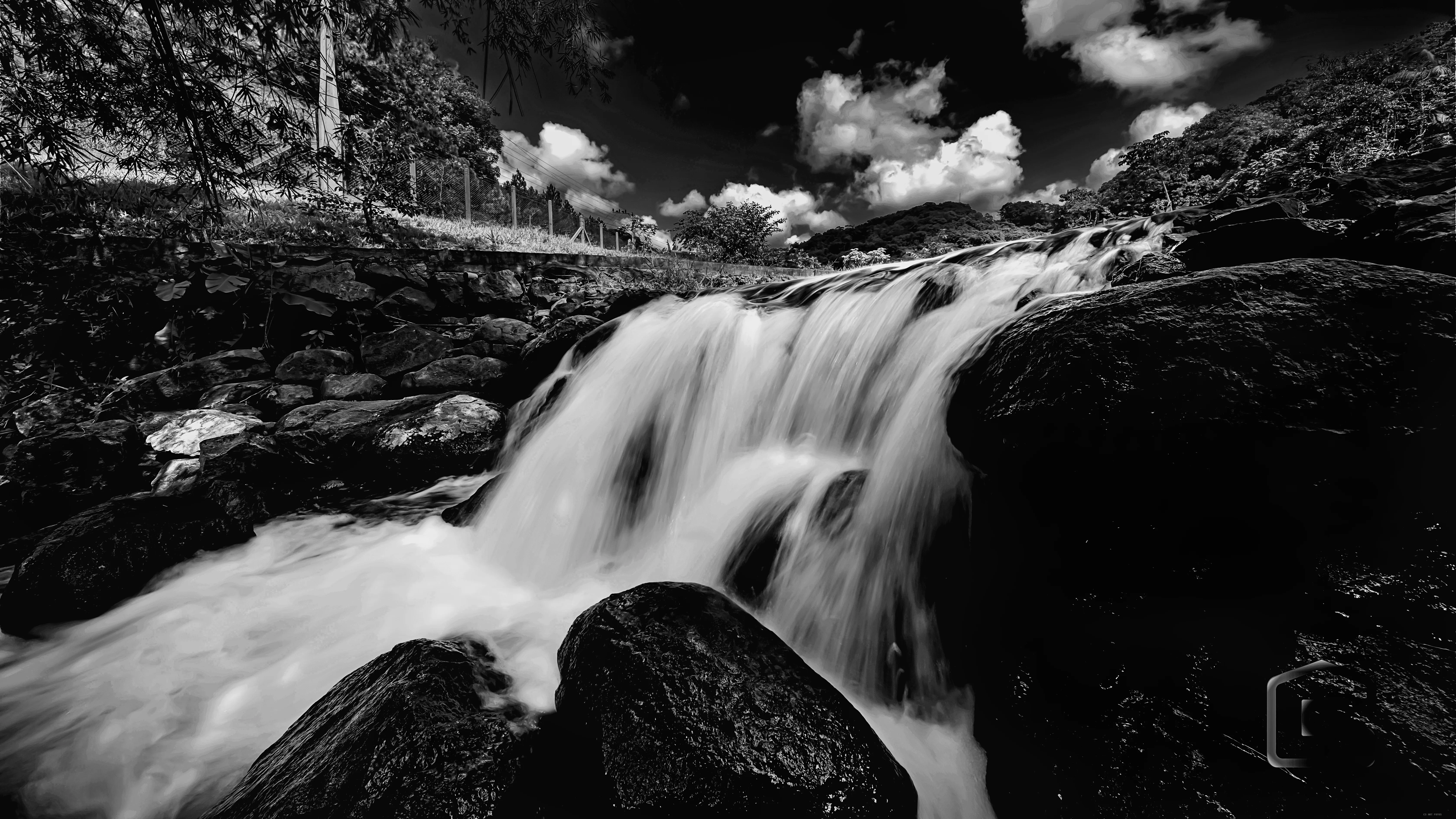 Cachoeira em preto e branco