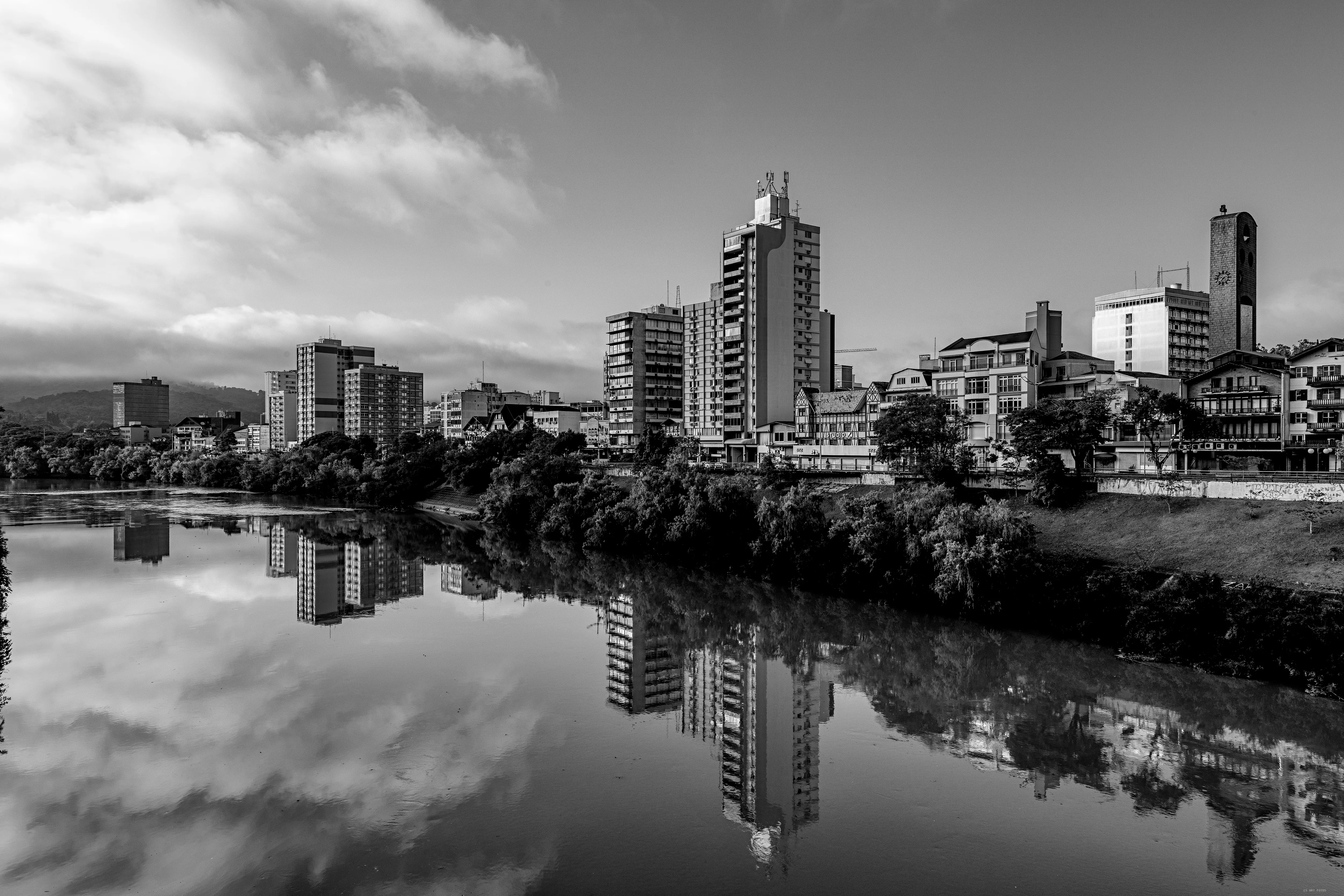 Reflexo em preto e branco