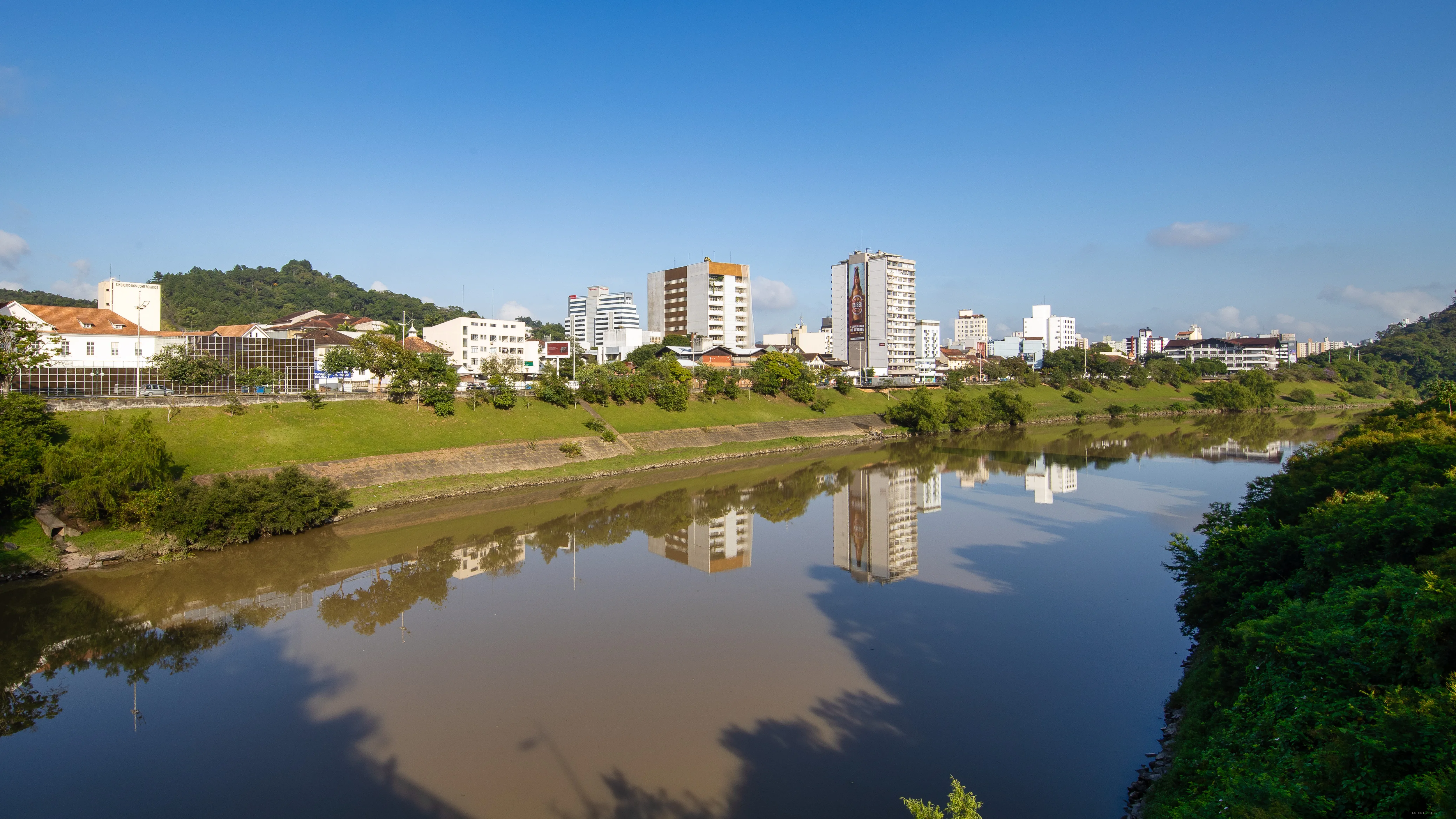 Cidade na água parada