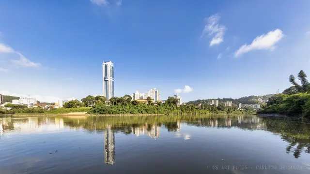 Torre refletida no rio