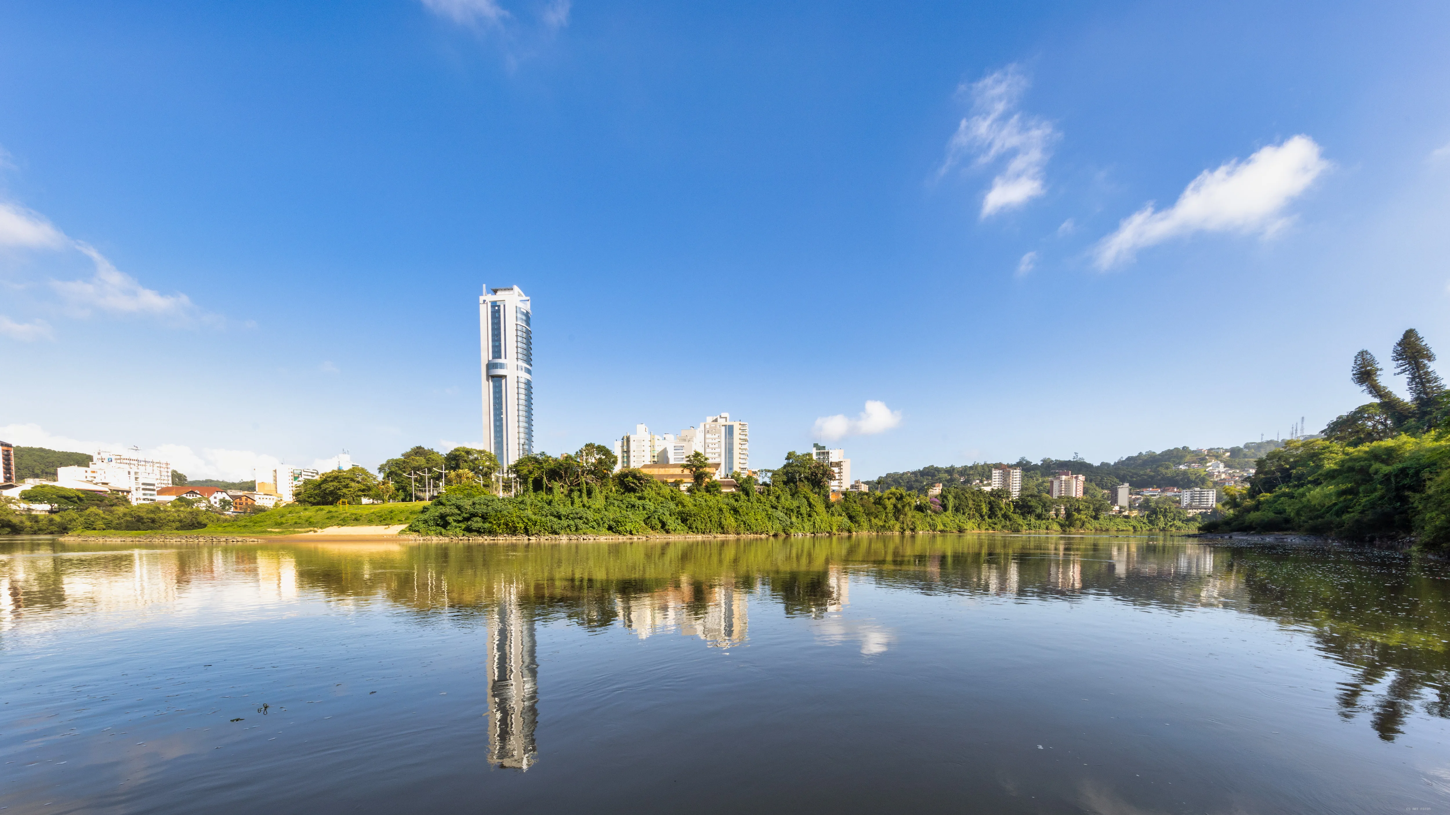 Torre refletida no rio