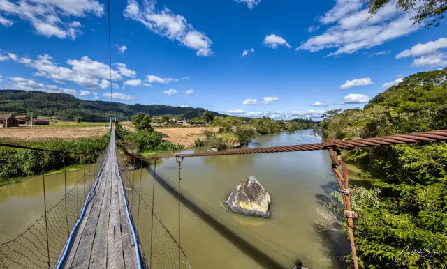Ponte pênsil sobre o rio