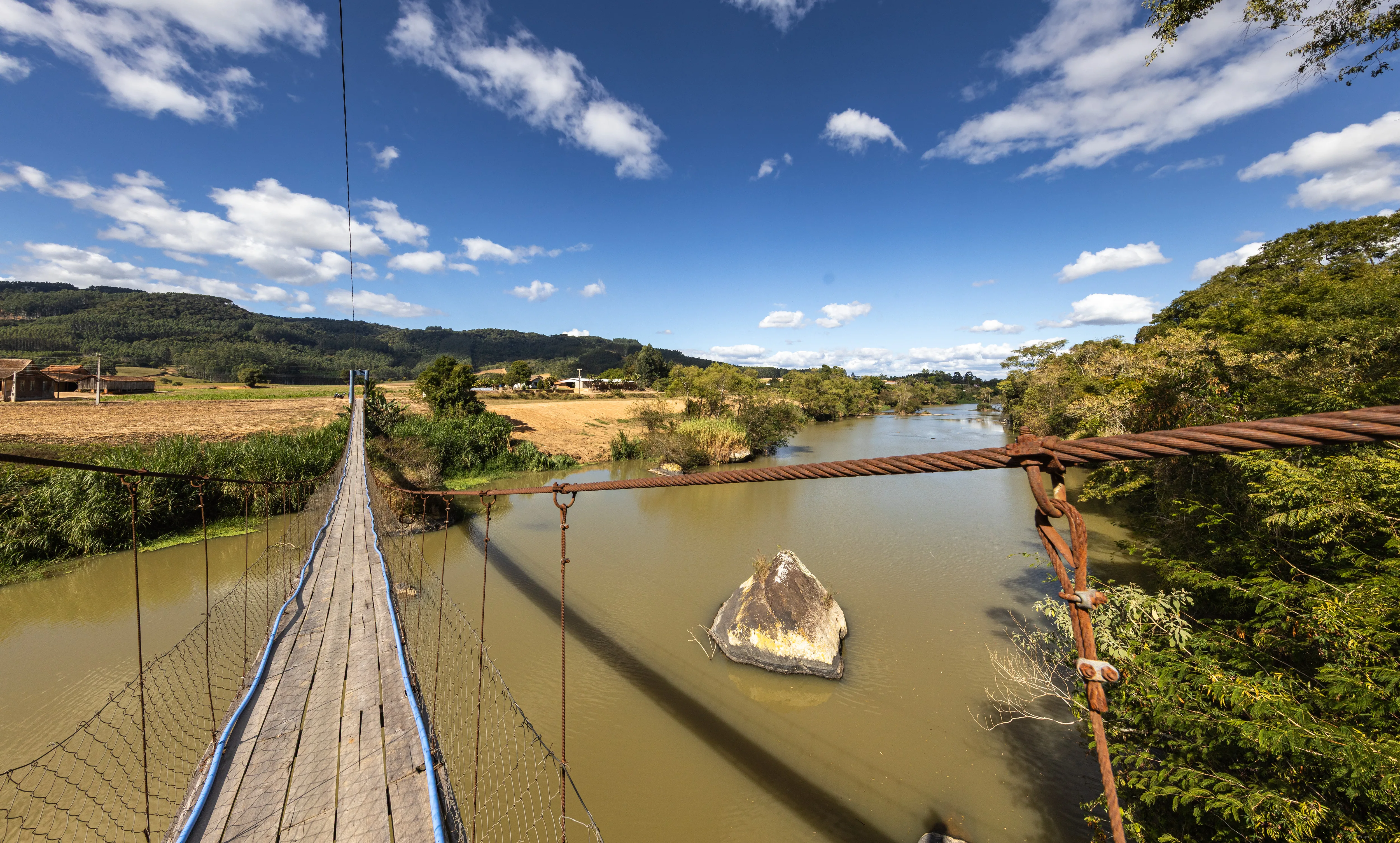 Ponte pênsil sobre o rio