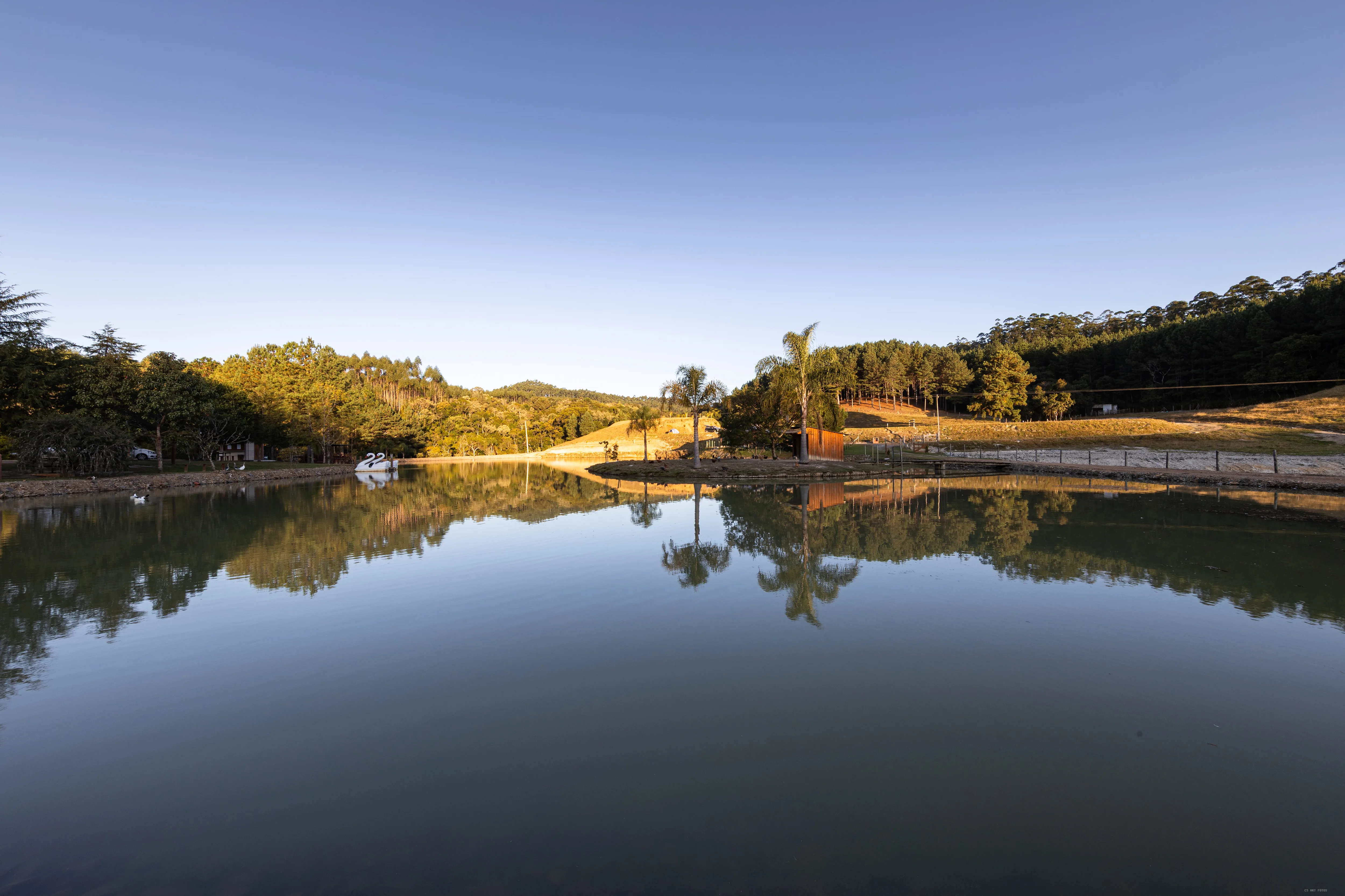 Amanhecer no lago espelho
