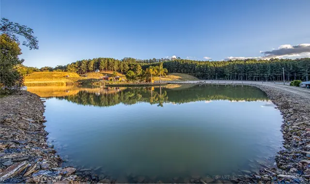 Represa de margens de pedra