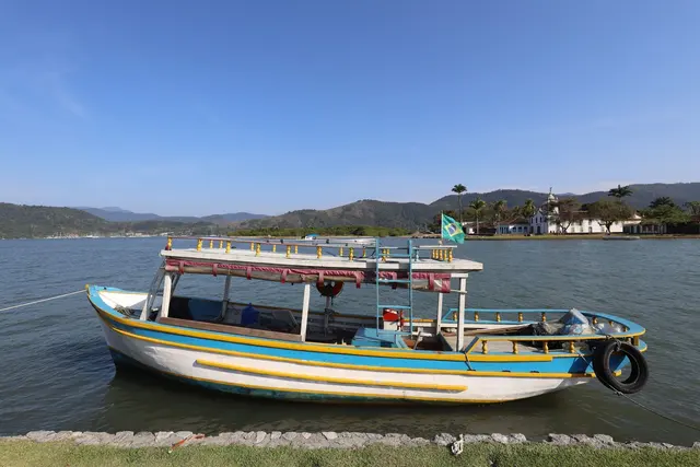 Barco azul e branco