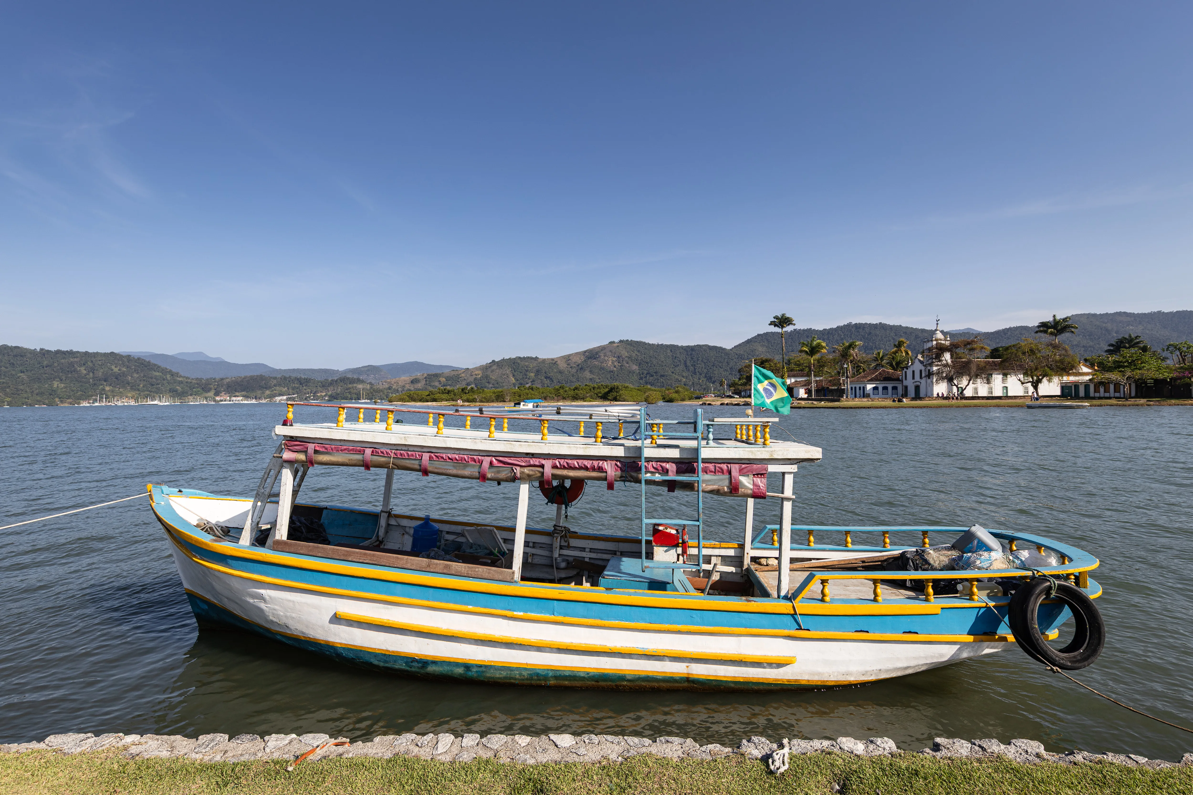 Barco azul e branco