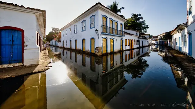 Rua alagada pela maré