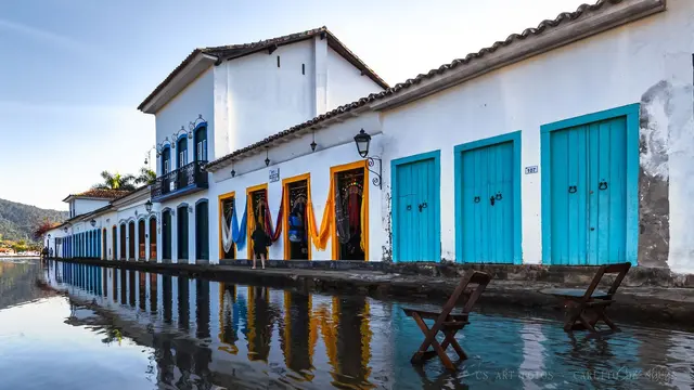 Cadeiras dentro da maré