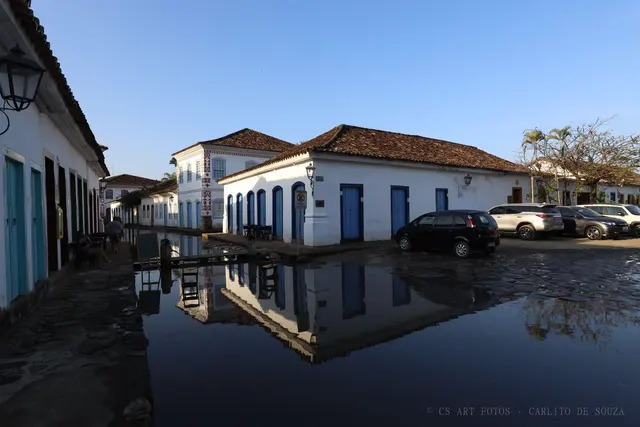 Casario na rua alagada