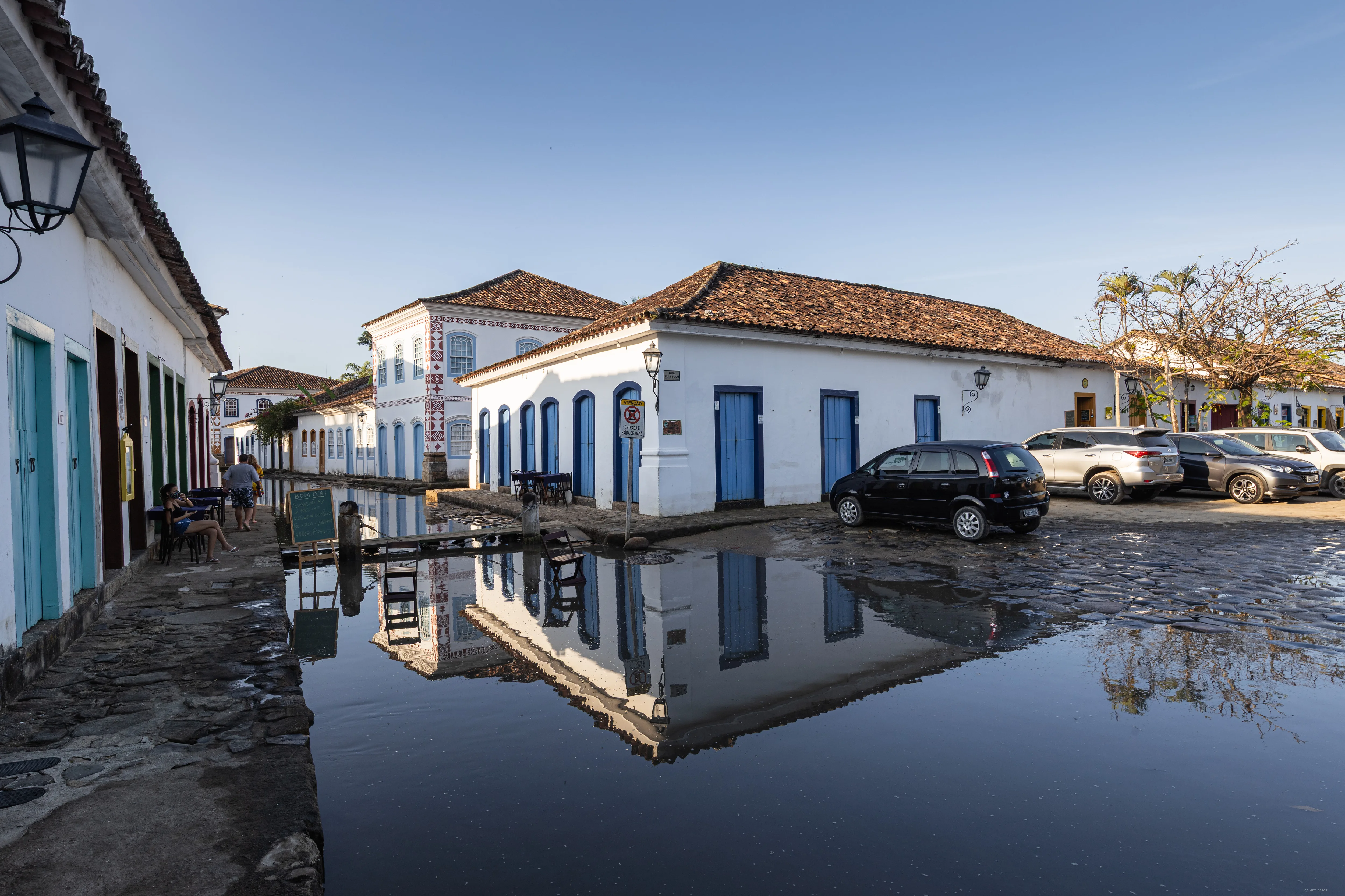 Casario na rua alagada