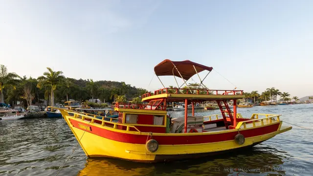 Barco amarelo e vermelho