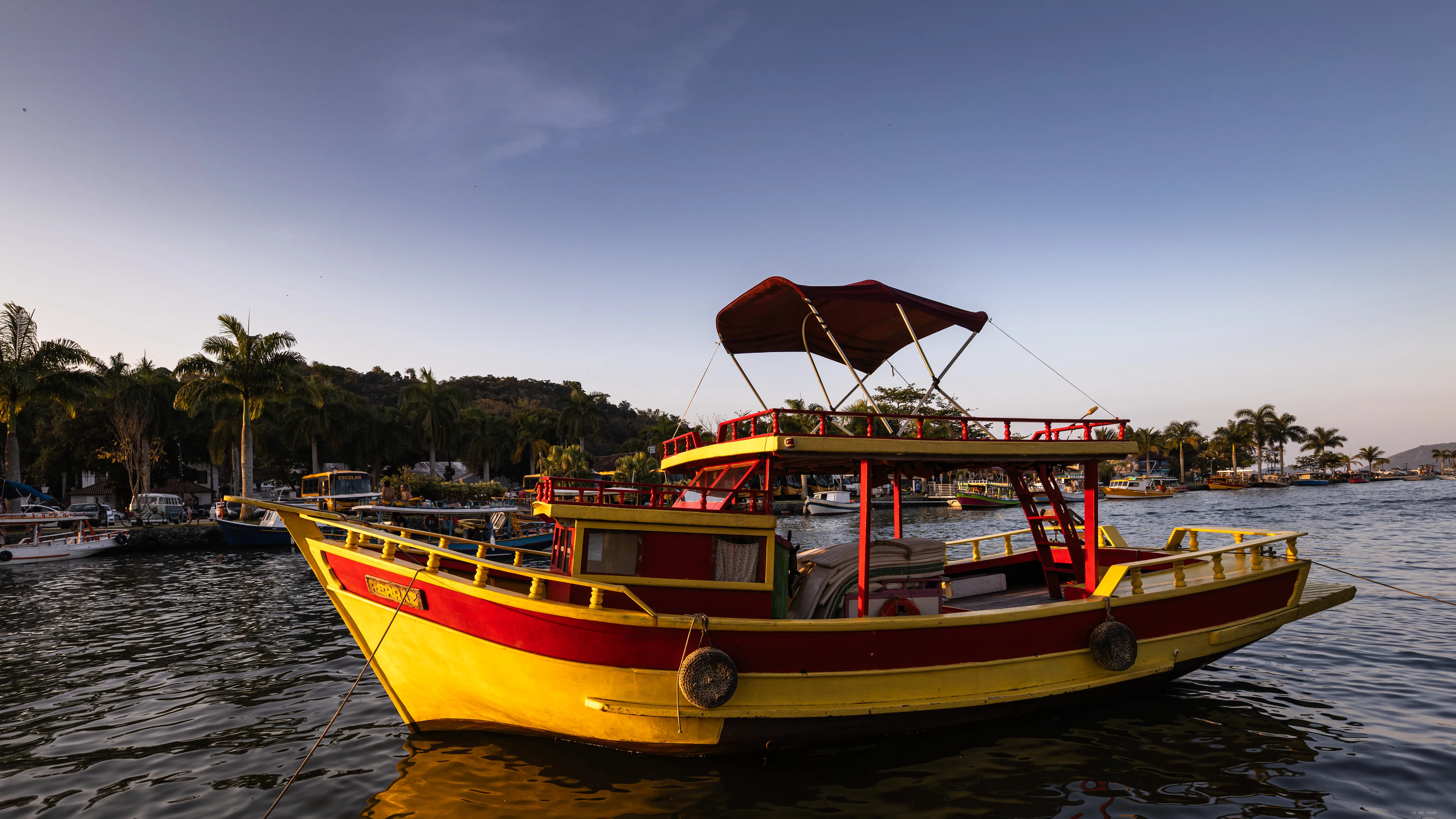 Barco amarelo e vermelho