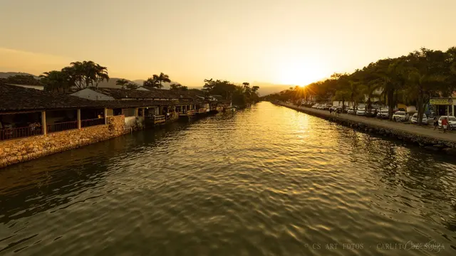 Canal ao pôr do sol