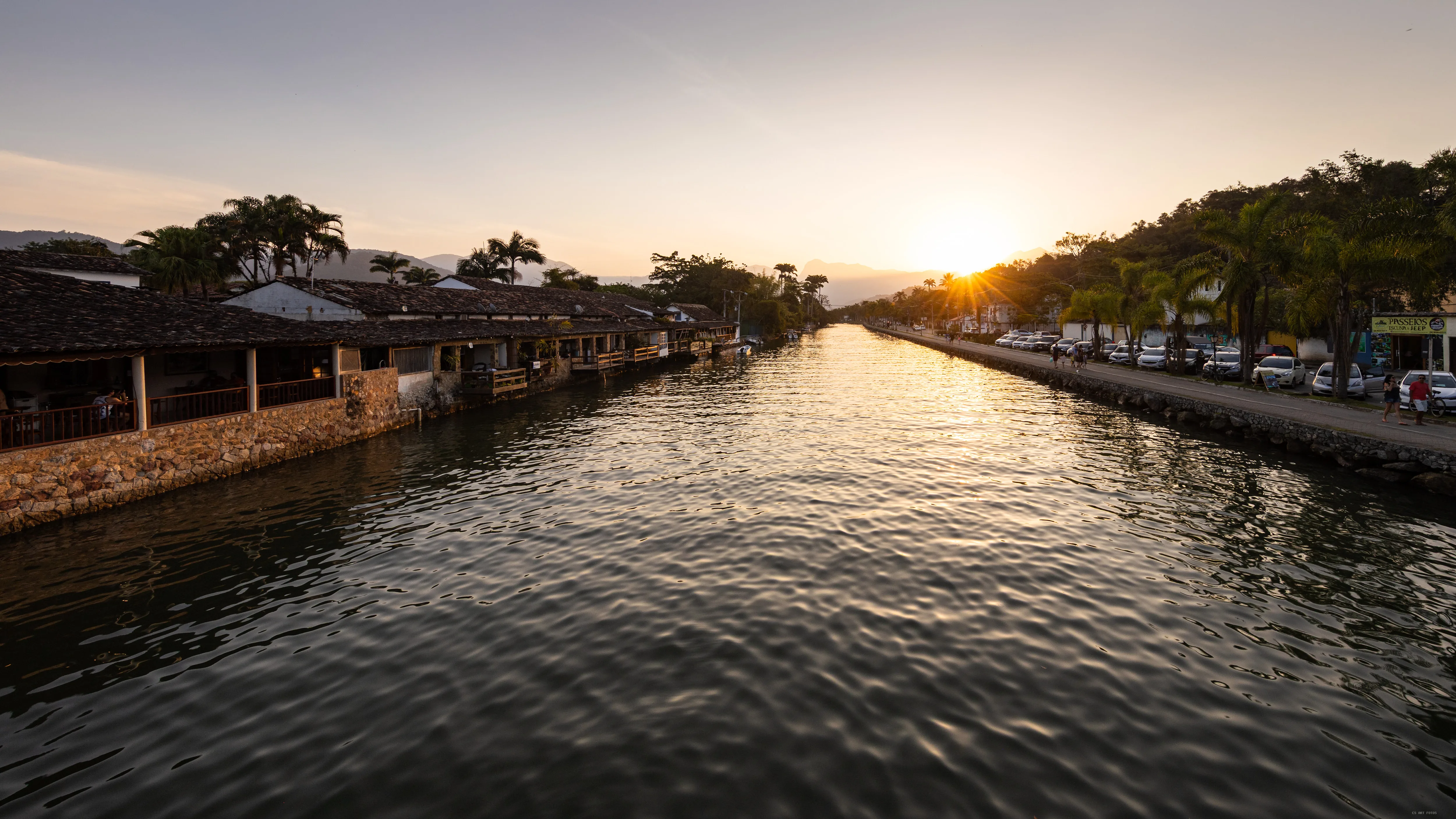 Canal ao pôr do sol