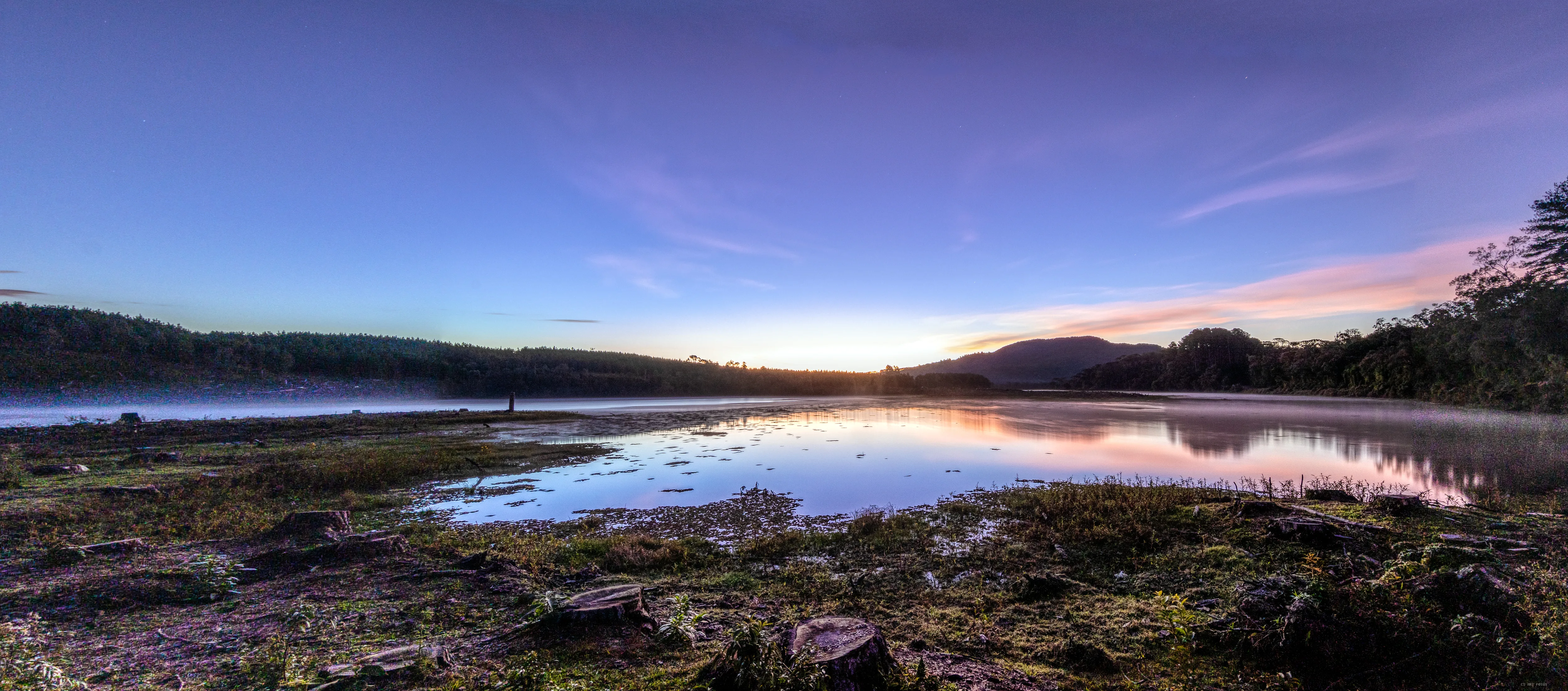 Lagoa ao amanhecer