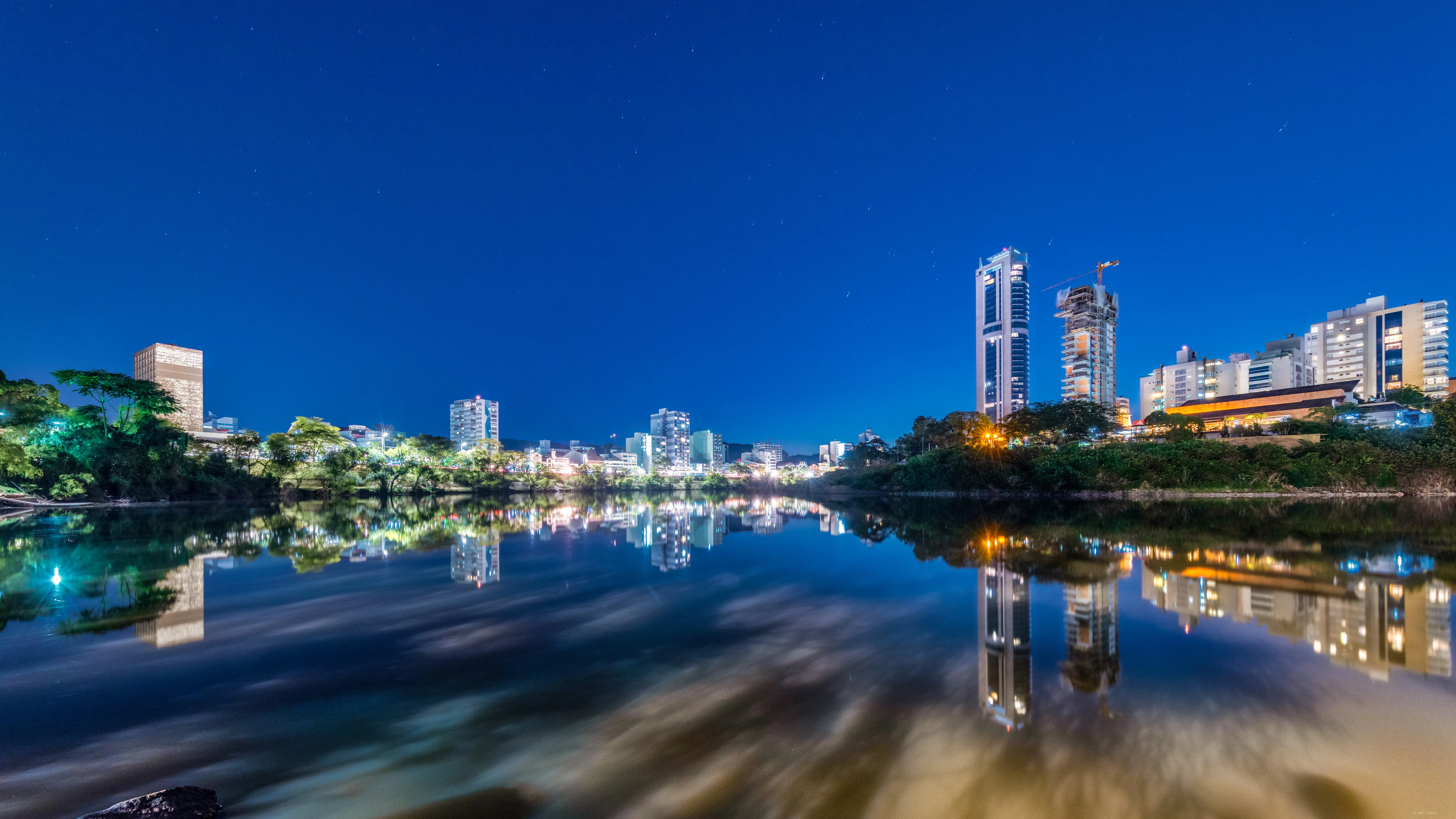 Cidade na hora azul
