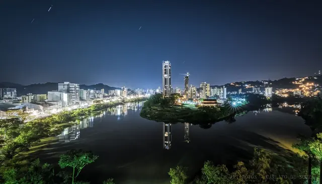 Rio noturno da cidade