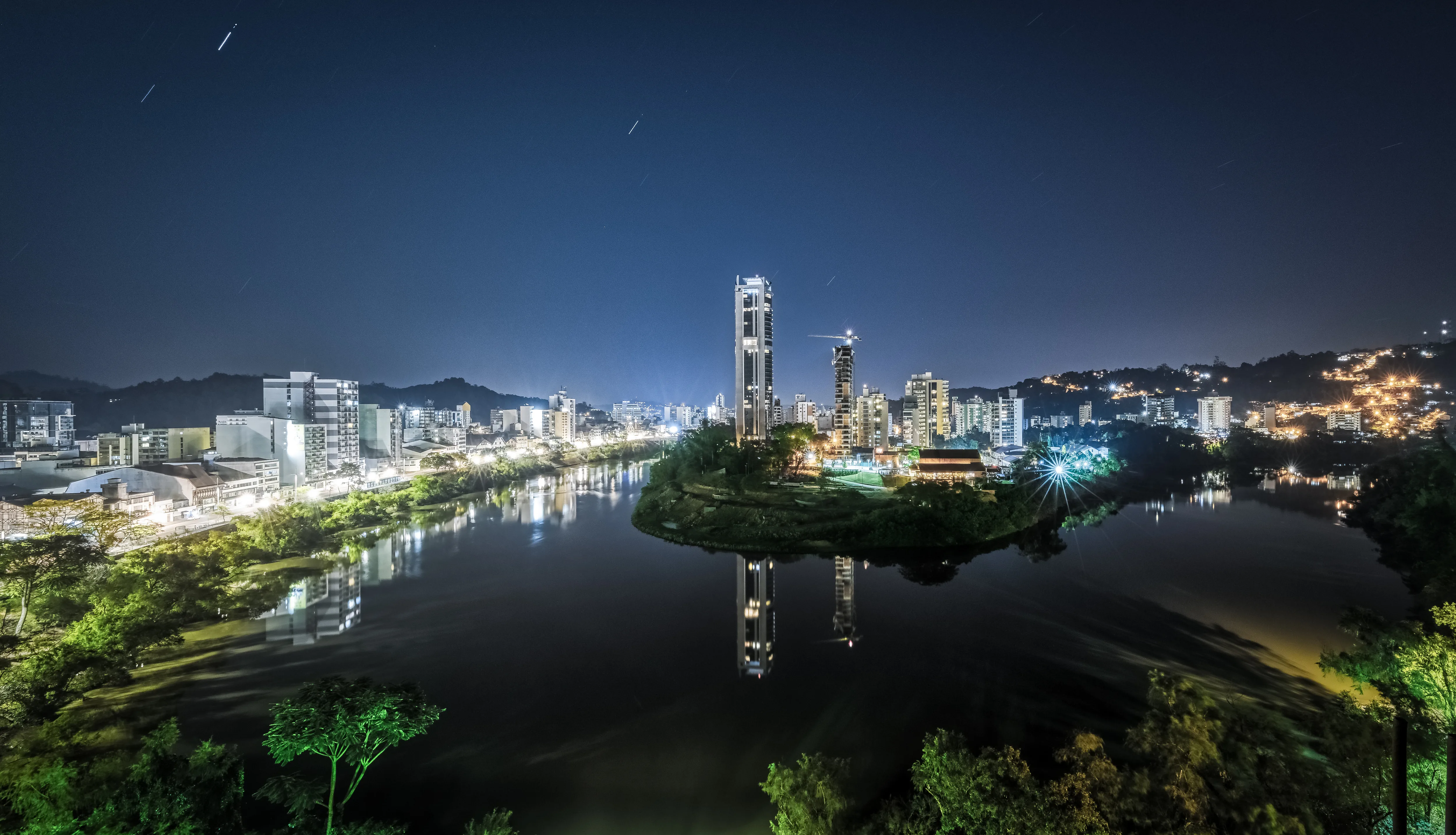 Rio noturno da cidade