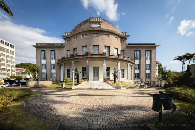 Palacete de linhas curvas