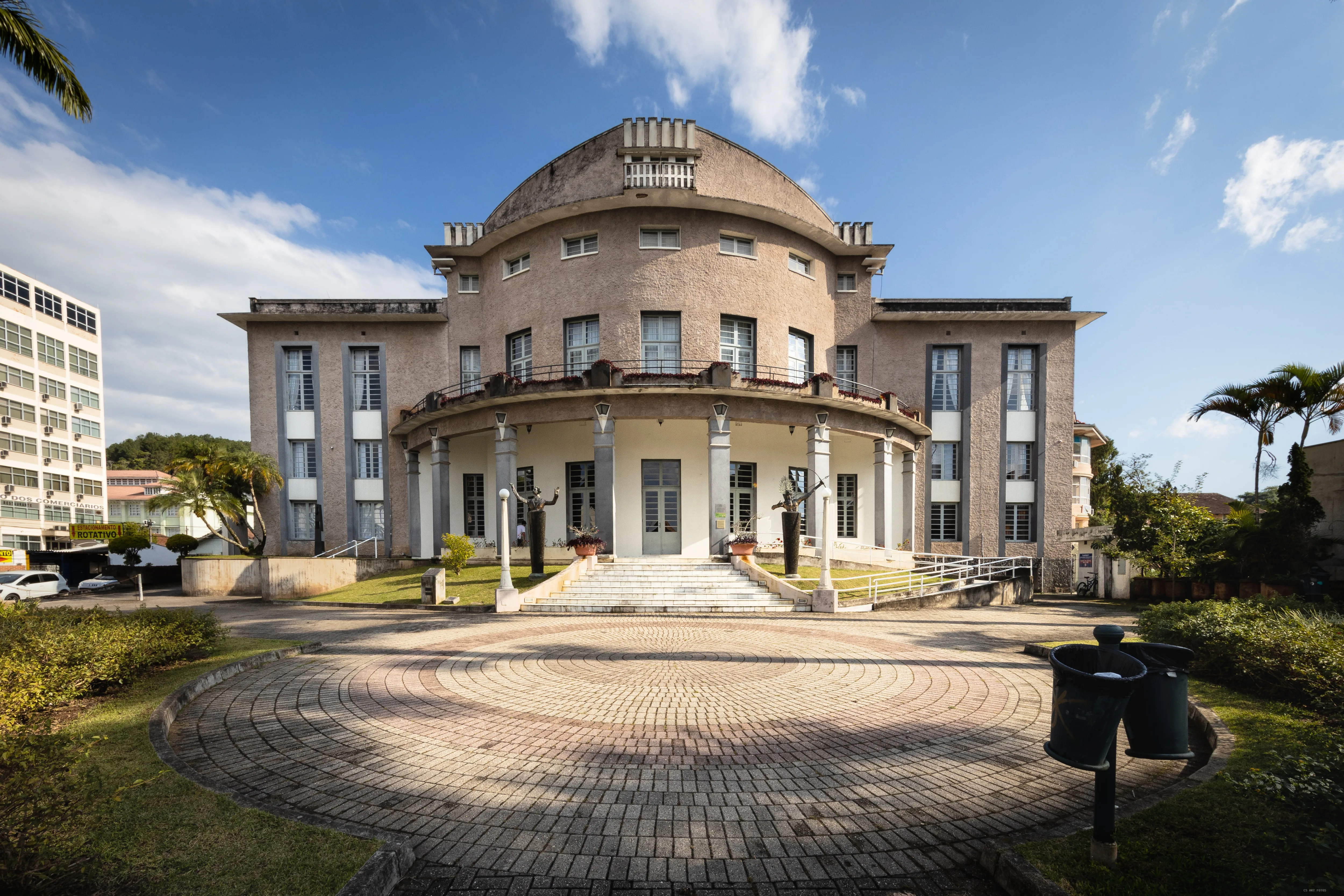 Palacete de linhas curvas