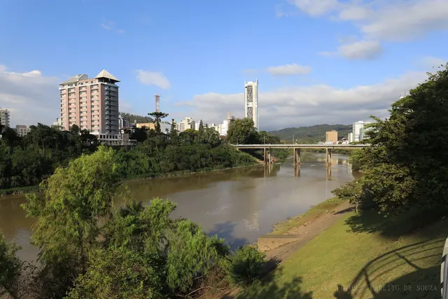 Rio que atravessa a cidade