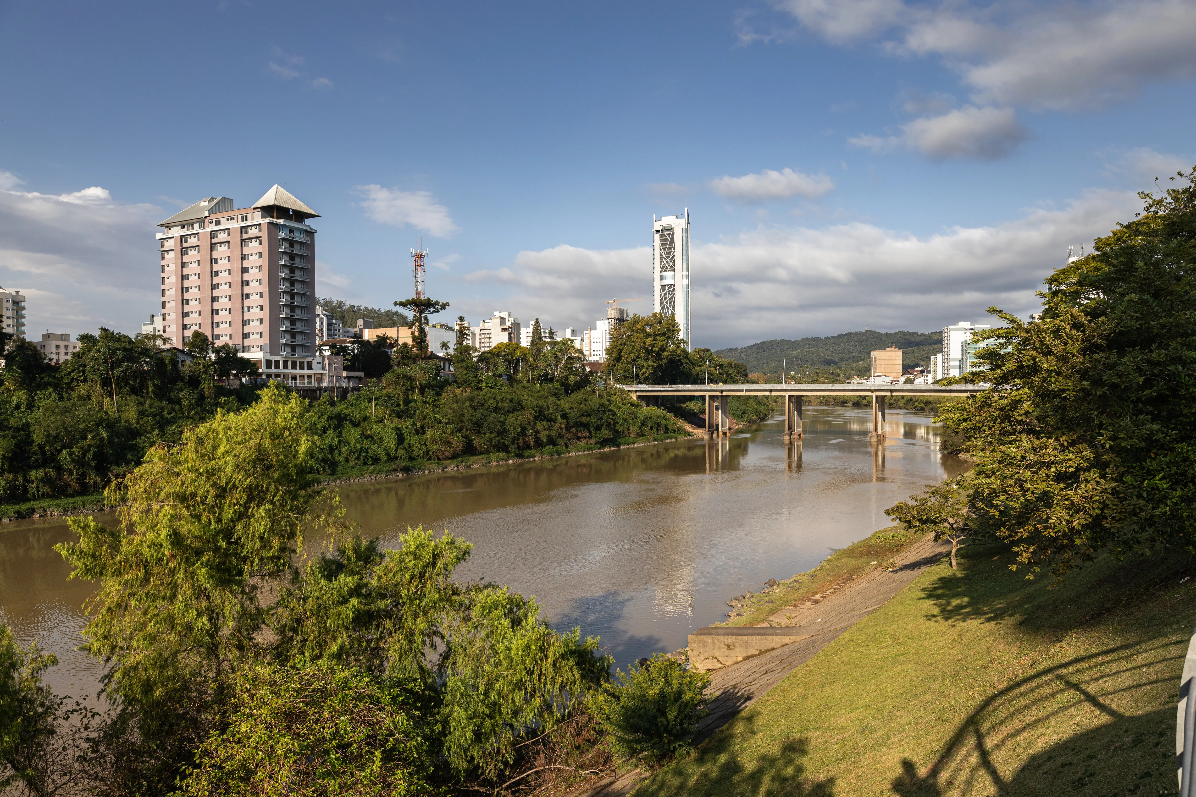 Rio que atravessa a cidade