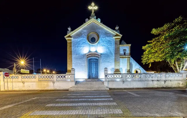 Igrejinha acesa em azul