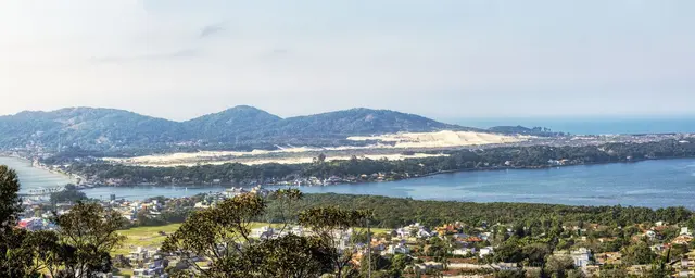 Lagoa, dunas e morros