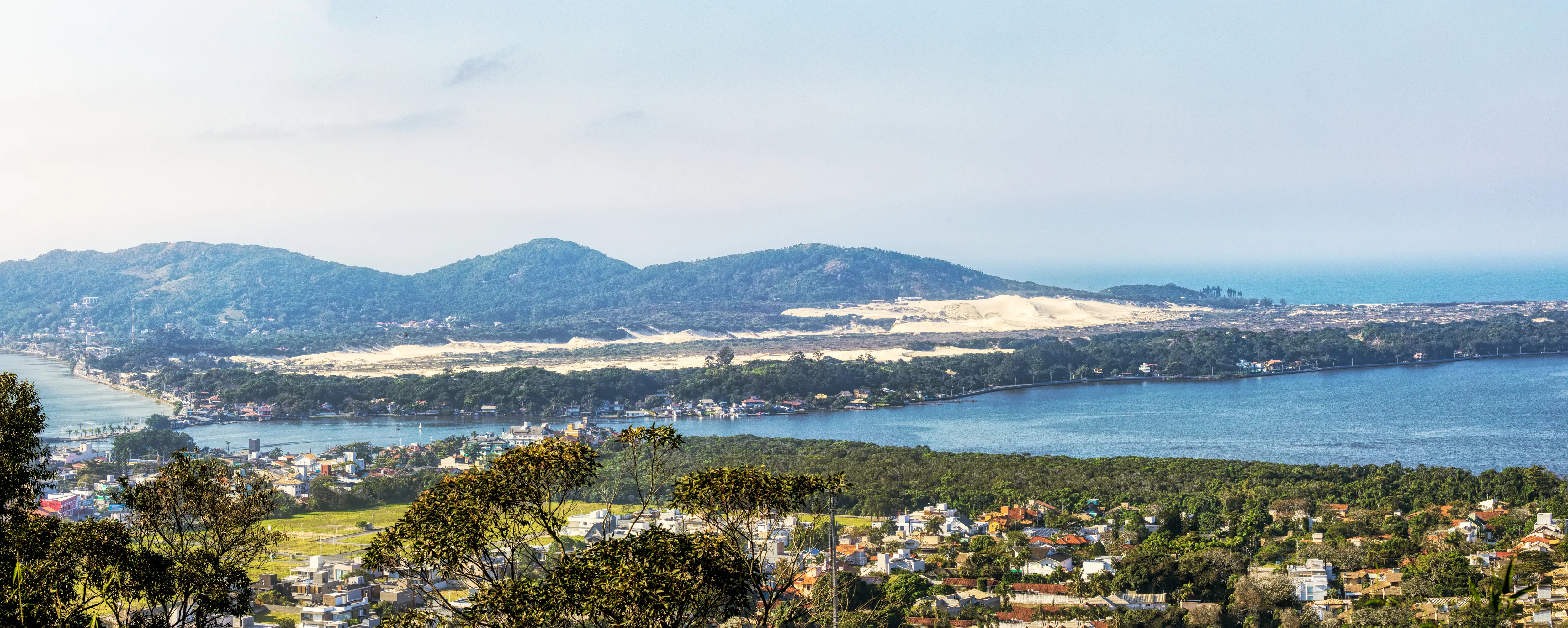 Lagoa, dunas e morros