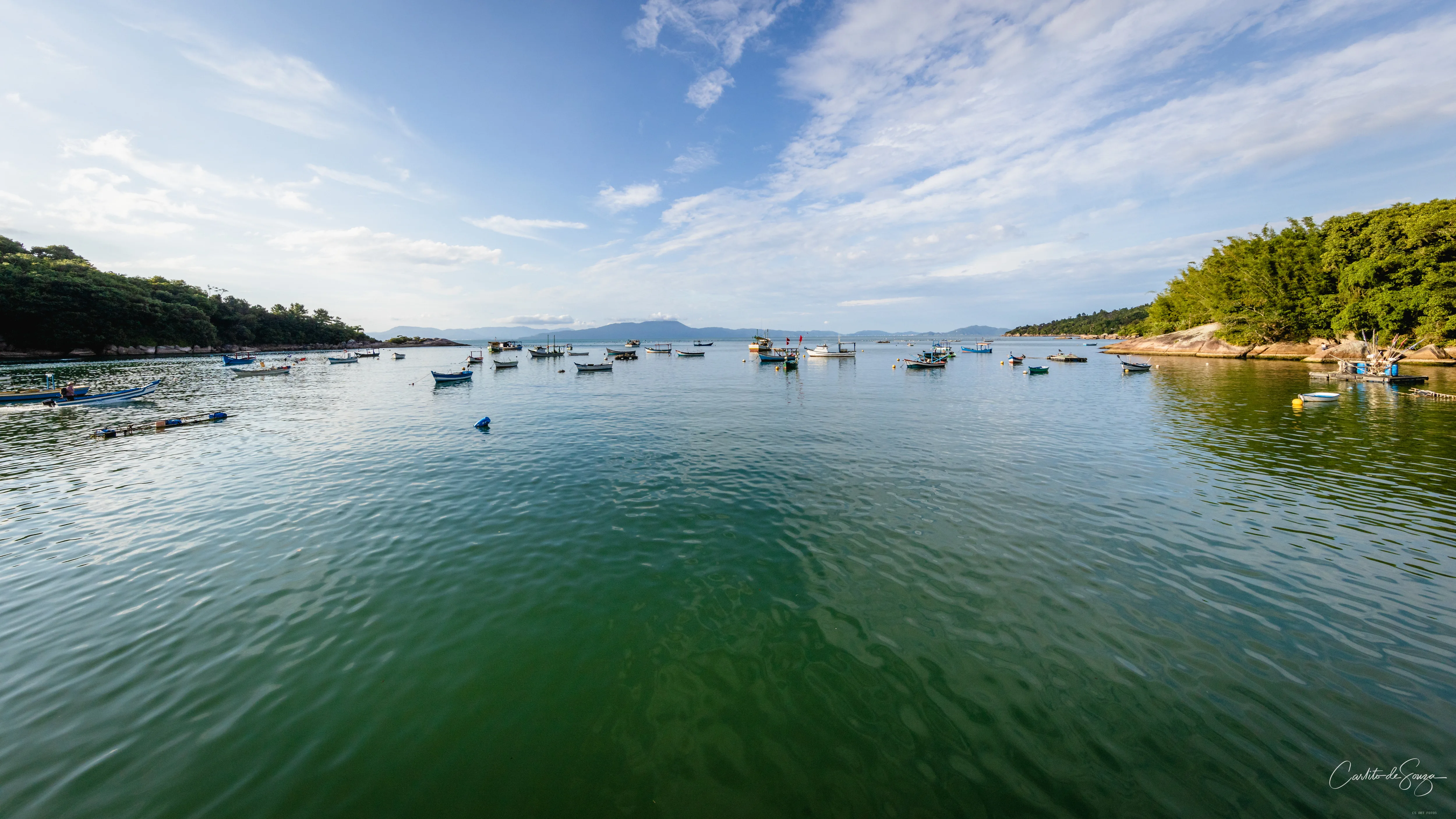 Barcos ancorados na baía