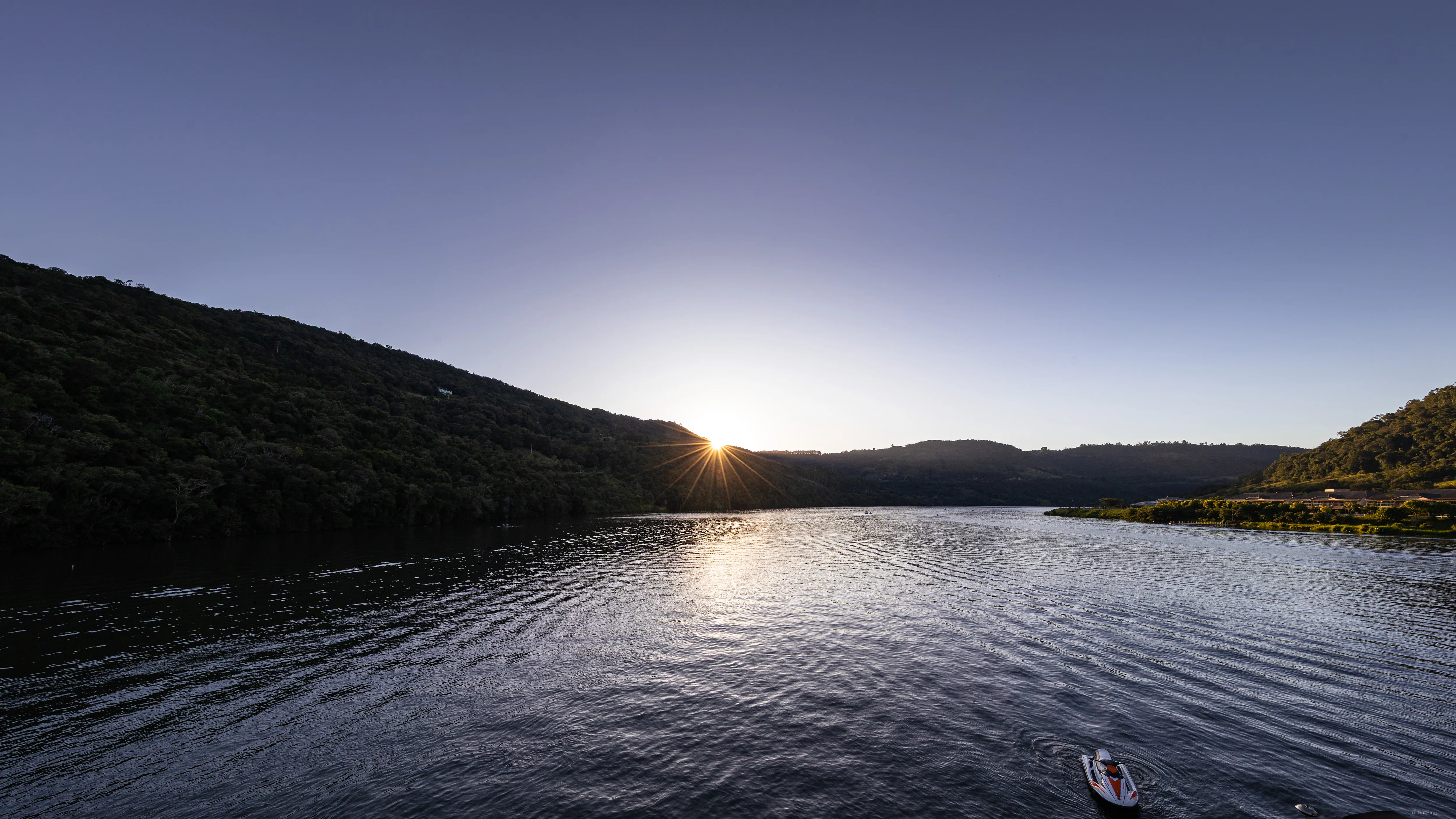 Sol baixo na represa