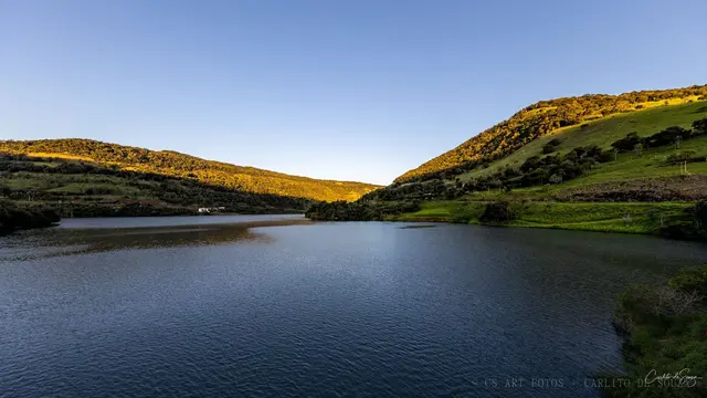 Represa entre colinas