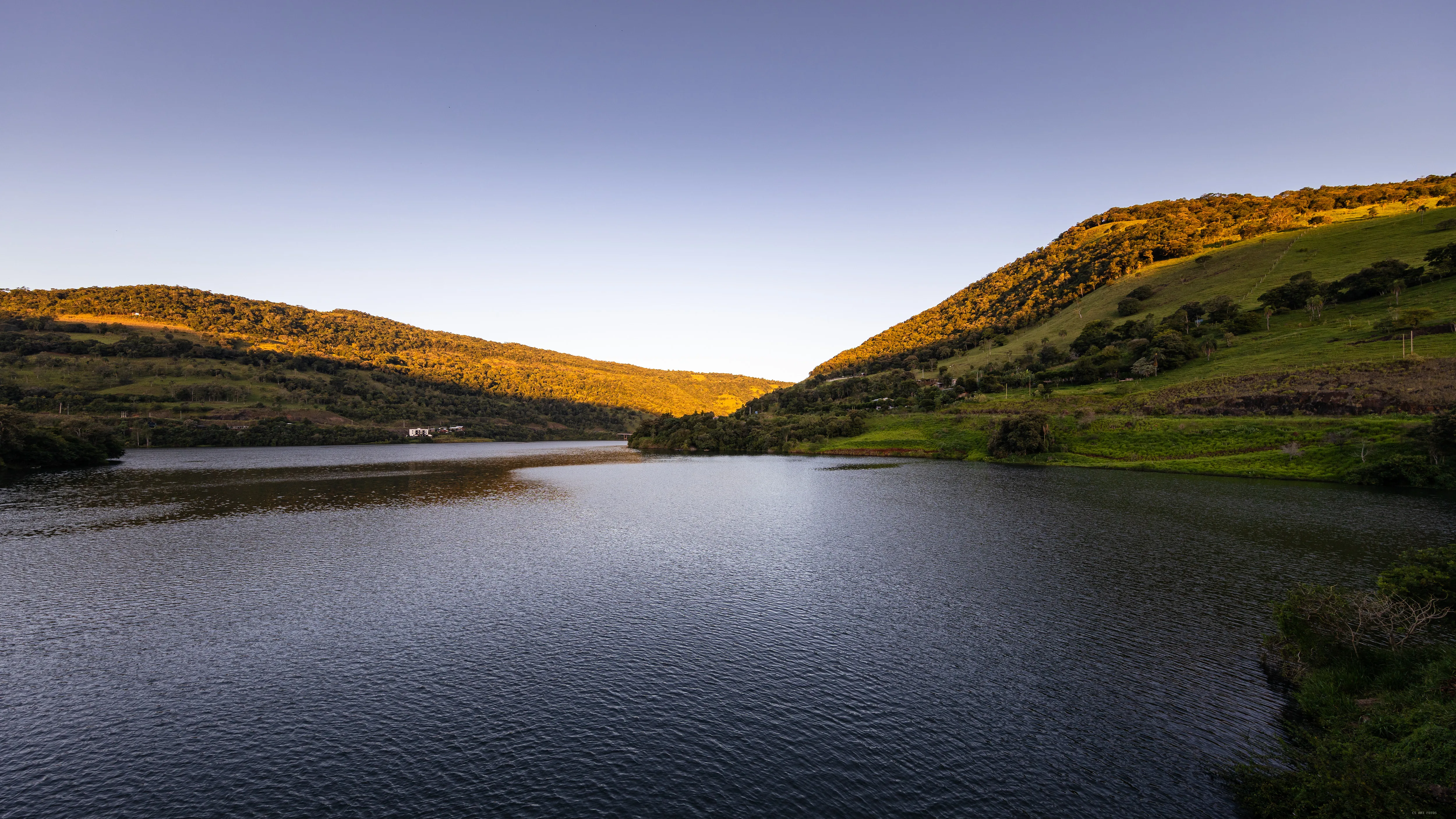 Represa entre colinas