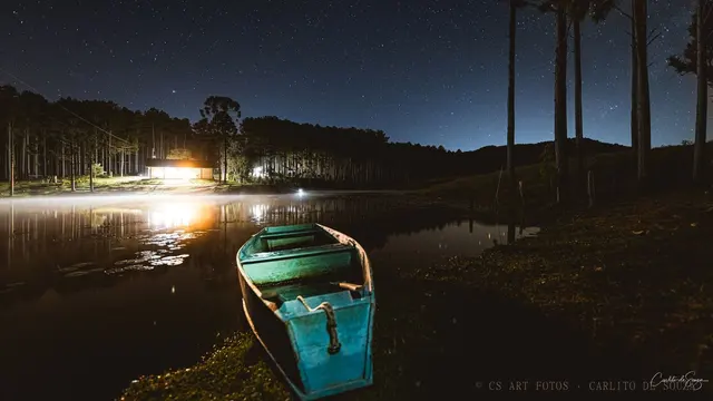 Barco verde-água à noite