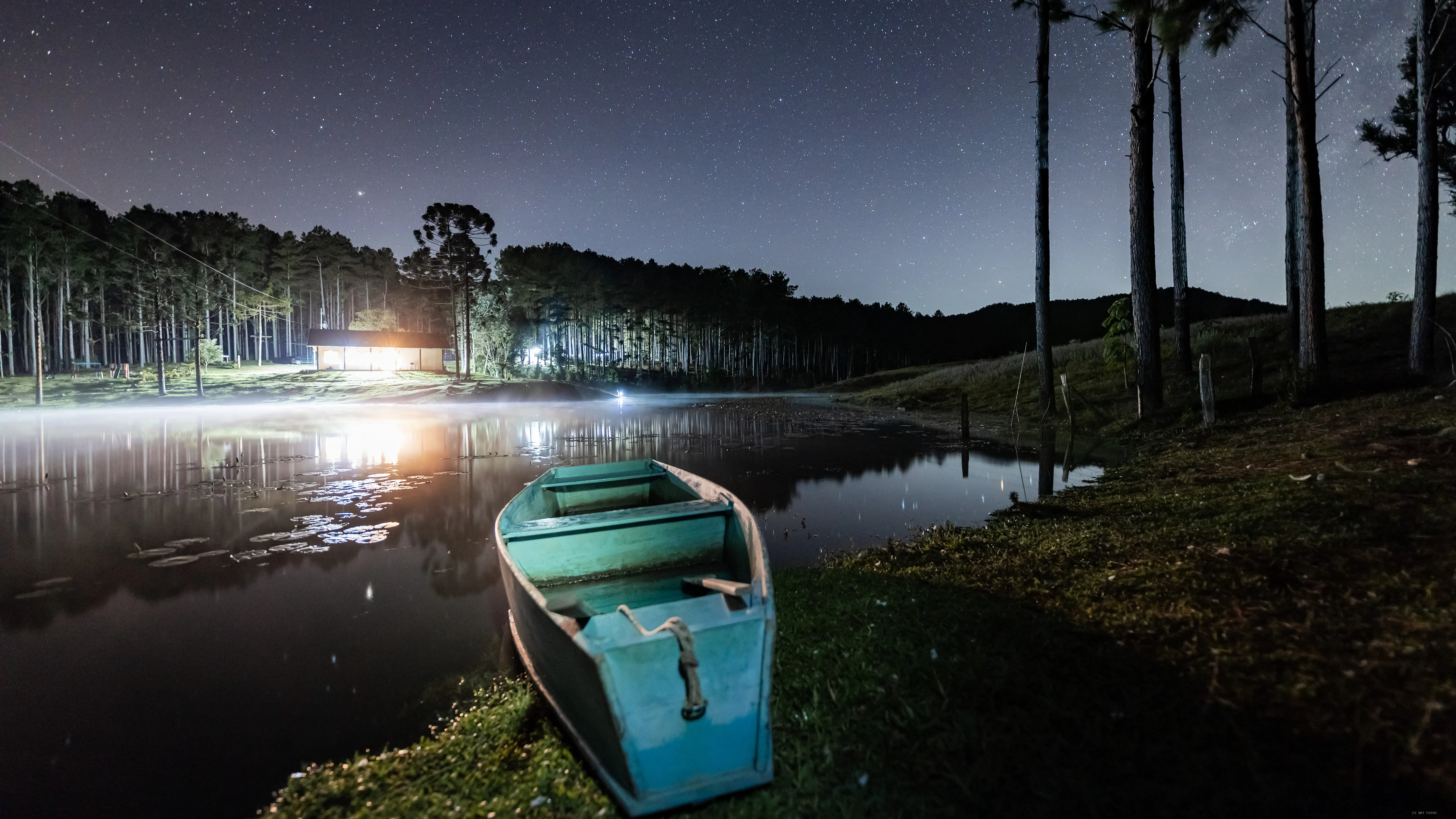 Barco verde-água à noite