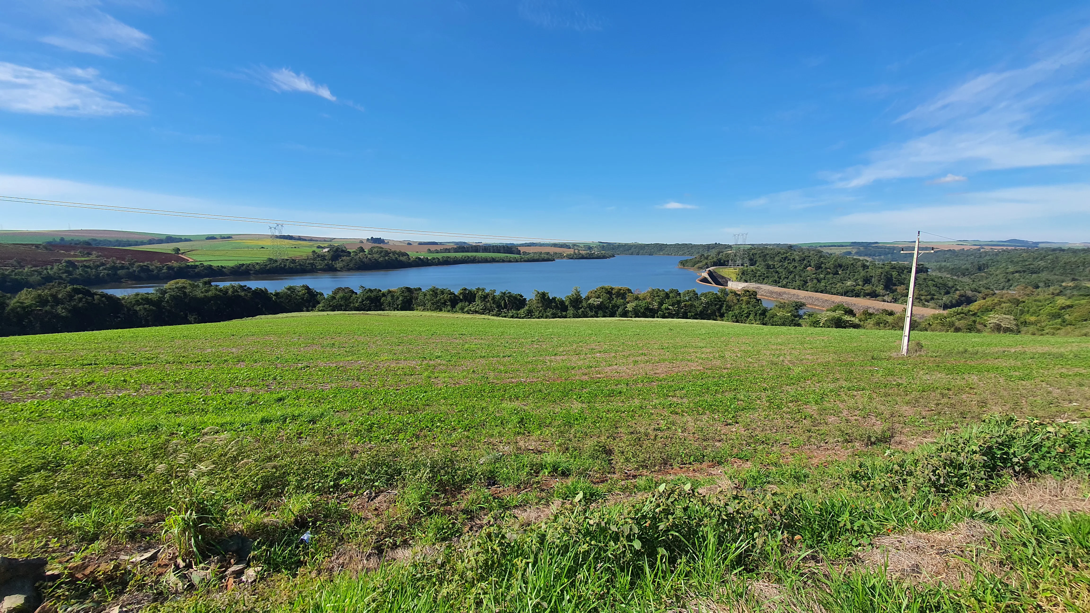 Campo e represa