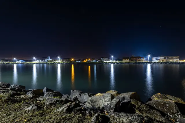 Pedras e luzes do porto