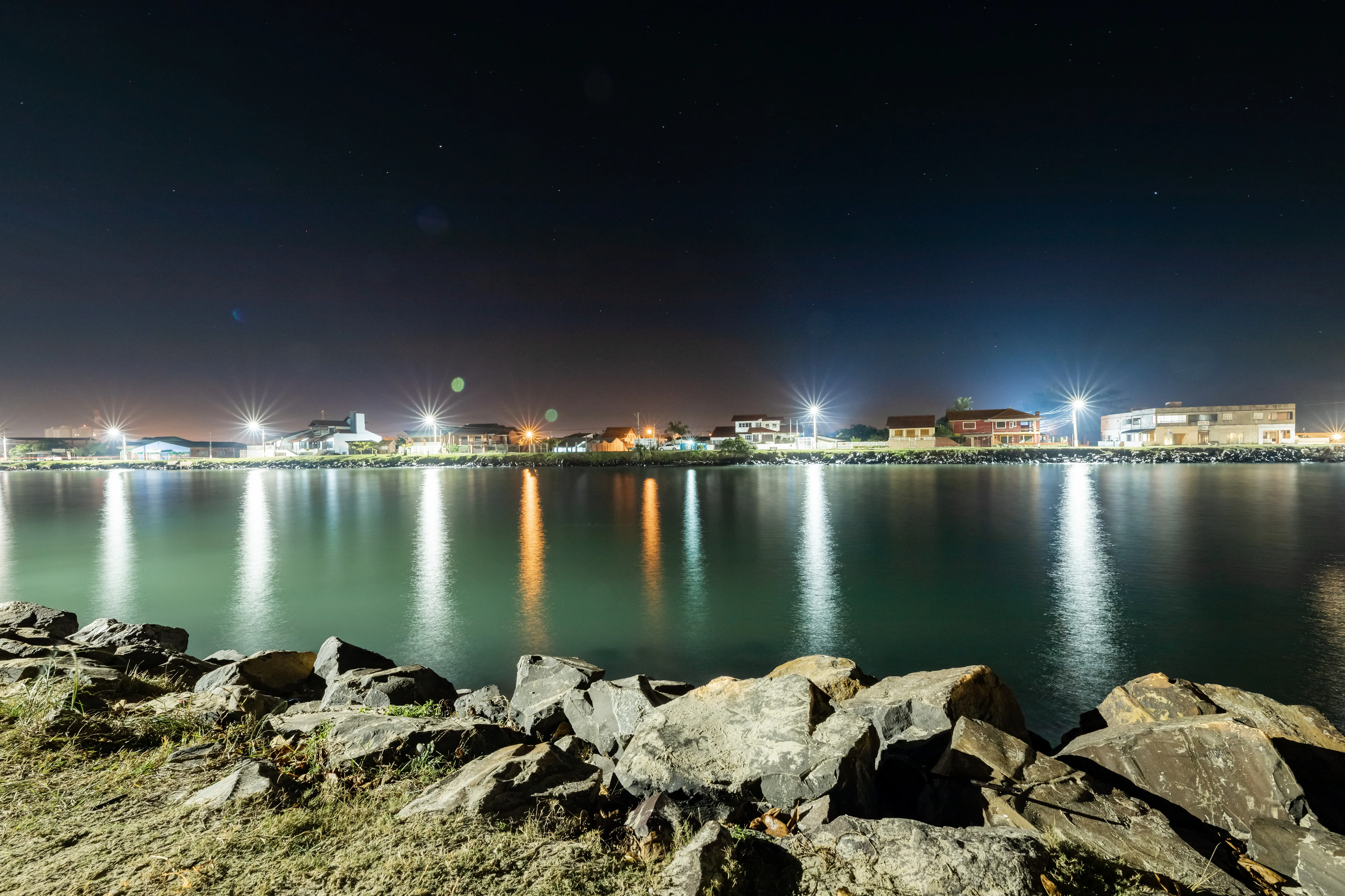 Pedras e luzes do porto