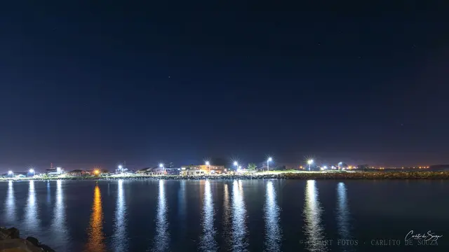 Faixas de luz na água