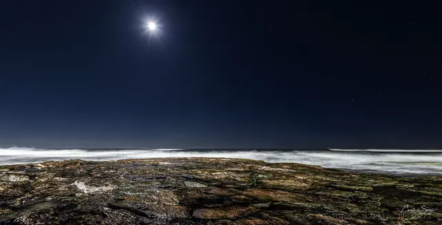 Lua sobre o mar