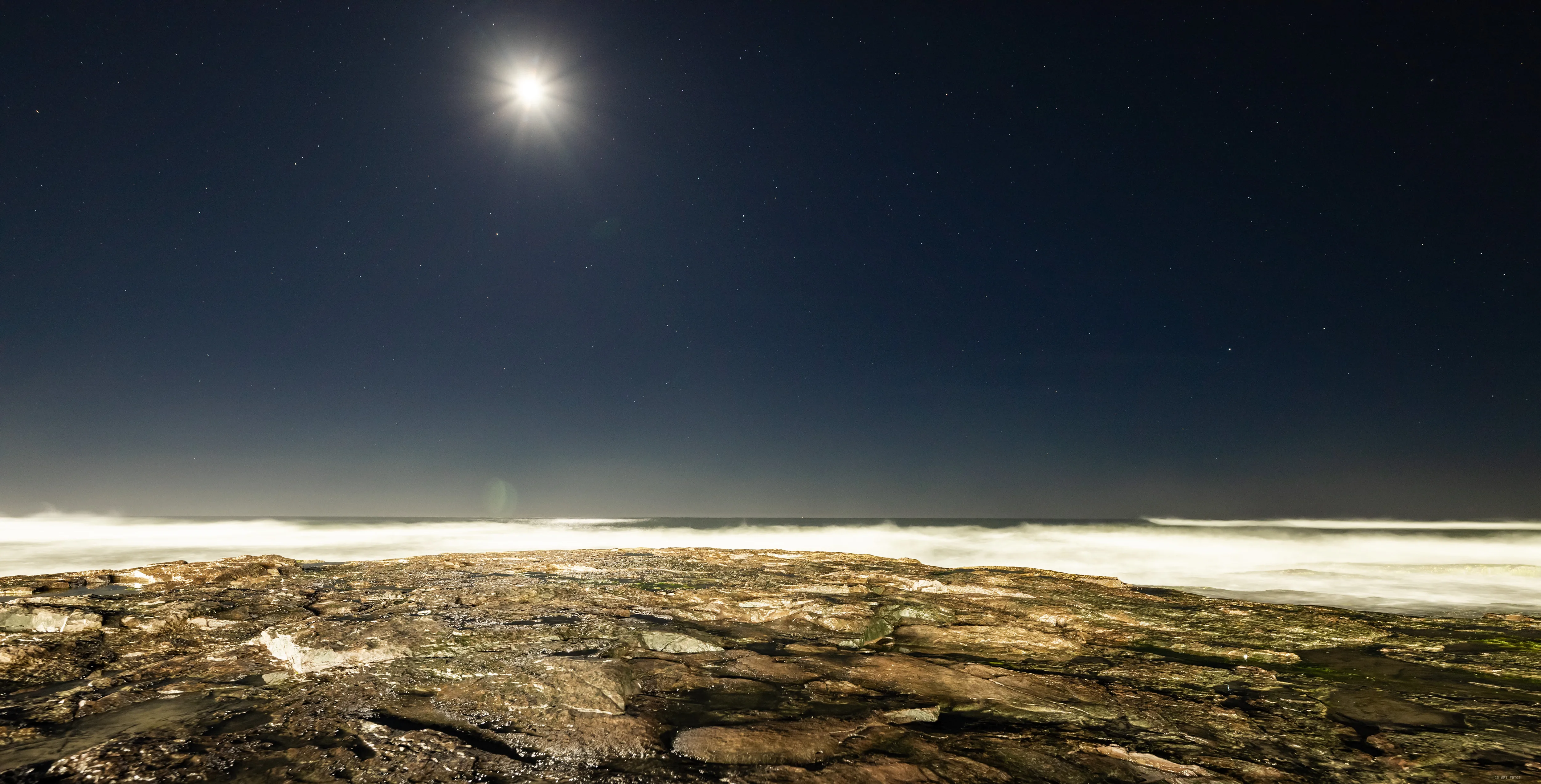 Lua sobre o mar