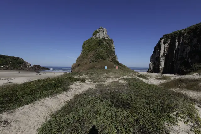 Caminho entre dunas e pedra