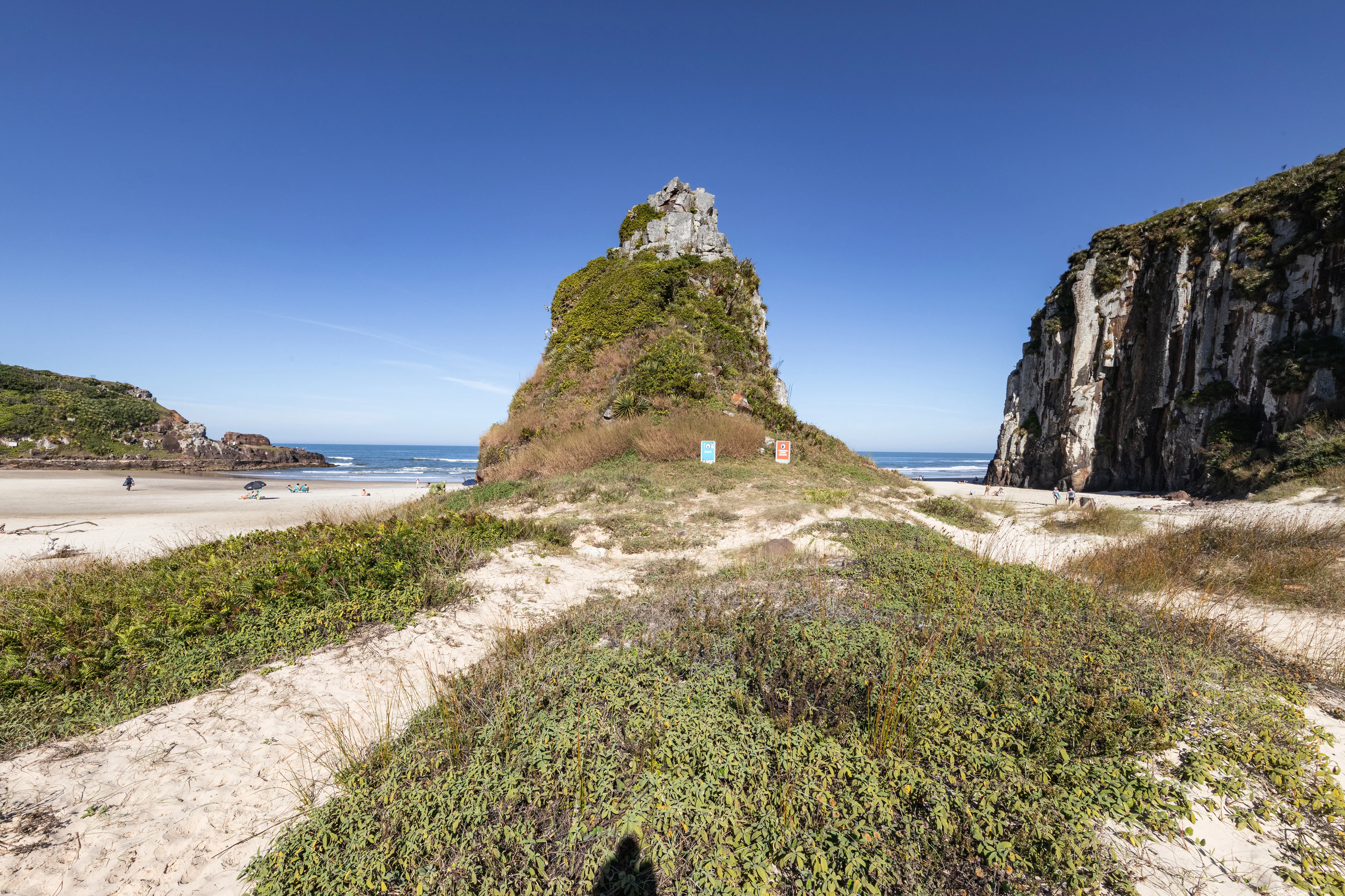 Caminho entre dunas e pedra