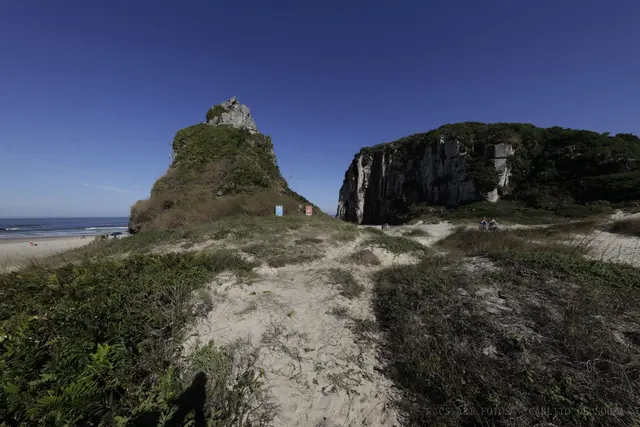 Morro sobre a praia